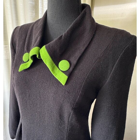 Vintage 70s shift dress, black wool, lime green lapels & buttons, long sleeves - Picture 2 of 9